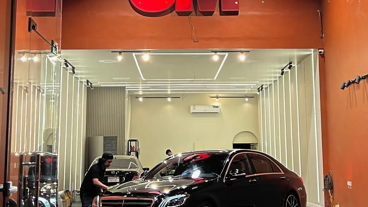 من داخل 3M Car Care Center – طريق قباء في حي الحديقة بالمدينة المنورة
