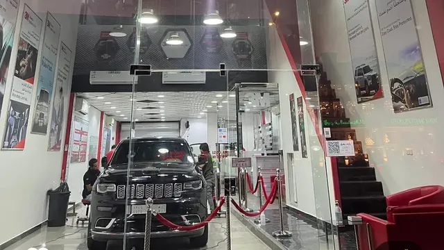 واجهة مؤسسة إشارة التقنية 3M لحماية السيارات في حي الطالع بجدة