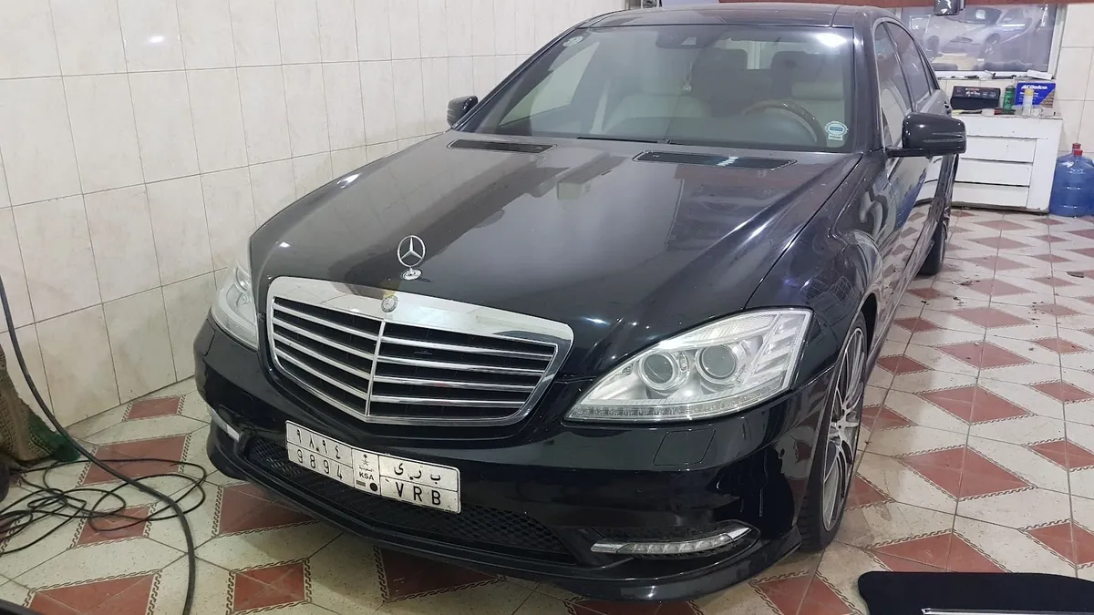 من داخل شركة عالم الفن لحماية وتظليل السيارات في حي الخالدية بالمدينة المنورة