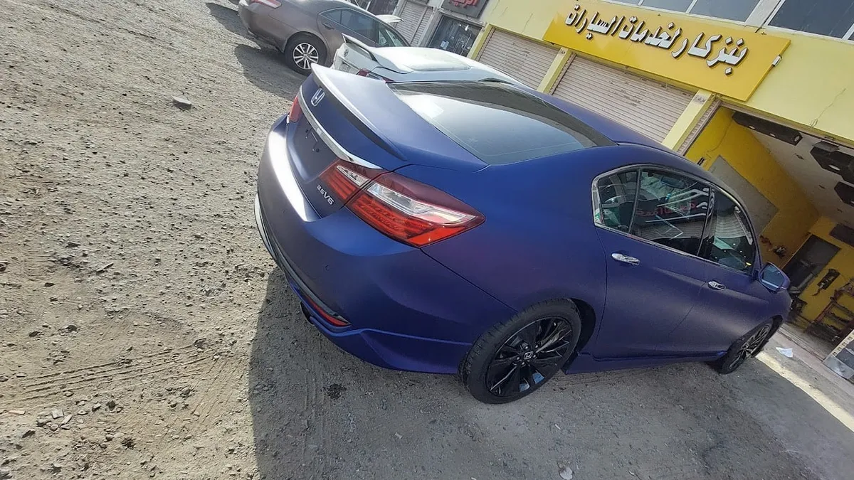 واجهة مركز بنز كار لحماية السيارات في حي النزهة بمكة المكرمة