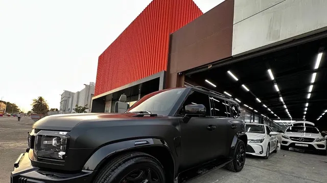 من داخل مركز بيري للعناية بالسيارات في الخبر