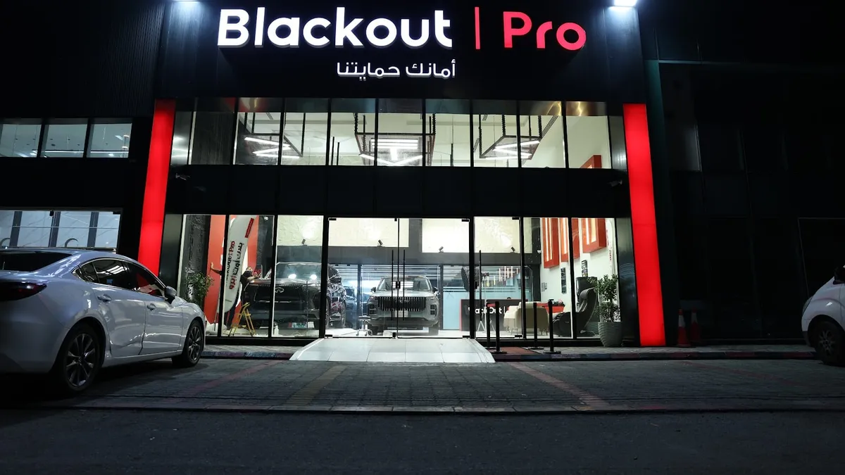 واجهة بلاك اوت برو لخدمات السيارات في حي قرطبة بالخبر