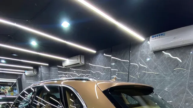 من داخل لمسات العناية لتلميع السيارات في حي الملك فهد بالرياض
