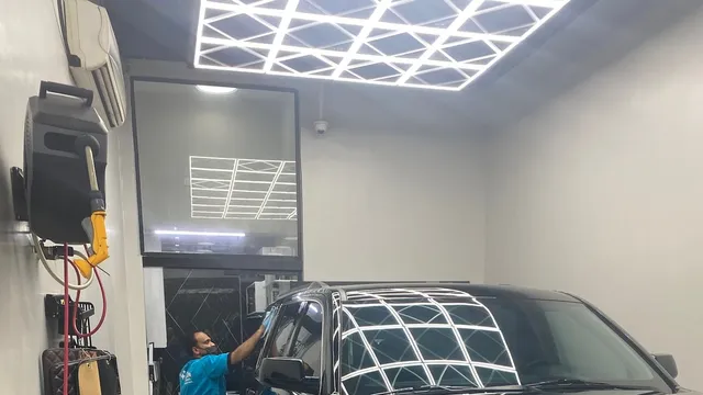 من داخل دي لوكس في حي الشفا بالرياض