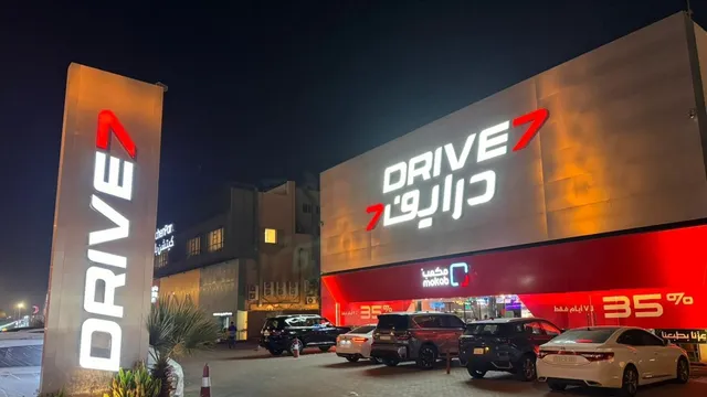 من داخل درايف 7 في حي الوادي، بالرياض