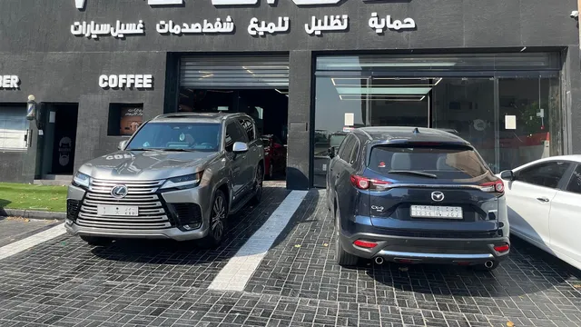 من داخل بوليس للعناية بالسيارات في حي المنتزة بالدمام