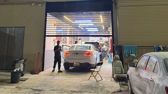 واجهة لمعة الاحتراف للعناية بالسيارات في حي العارض بالرياض