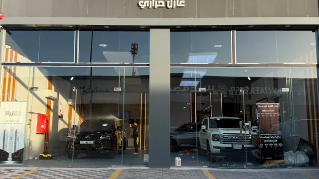 واجهة طريق الحماية في حي القادسية بالرياض