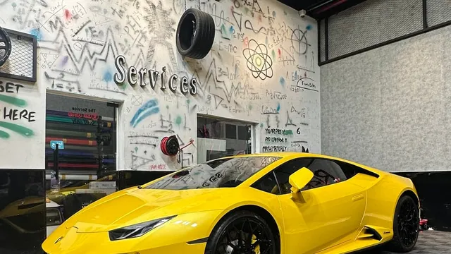 من داخل ريك كار للعناية بالسيارات في حي حطين بالرياض