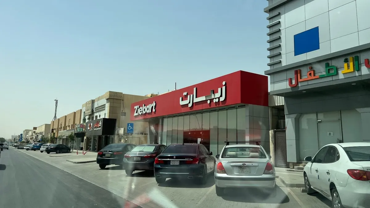 واجهة زيبارت لحماية السيارات في حي المروج بالرياض